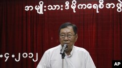 Ông Nyan Win, Tổng thư ký của đảng Liên minh Toàn quốc Đấu tranh cho Dân chủ nói ông chưa chắc liệu 34 nhà lập pháp tân cử của đảng, kể cả lãnh tụ Aung San Suu Kyi có đồng ý tuyên thệ hay không