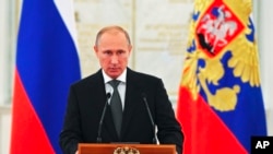 Tổng thống Nga Vladimir Putin phát biểu tại một cuộc họp với các quan chức cấp cao tại Kremlin ở Moscow, 31/10/2014. 