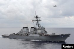 Khu trục hạm trang bị phi đạn dẫn đường USS Curtis Wilbur (DDG 54).