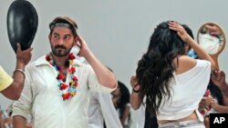 Diễn viên Bollywood Neil Nitin Mukesh và Puja Gupta soi gương trước khi lên màn ảnh tại Mumbai, Ấn Độ.