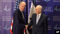 Cựu Tổng thống Israel Shimon Peres (phải) và Phó Tổng thống Hoa Kỳ Joe Biden bắt tay trong cuộc họp tại Trung tâm Peres về vấn đề hòa bình ở Jaffa, ngày 8/3/2016.