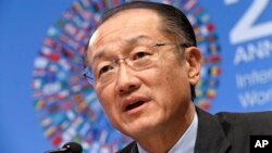 Chủ tịch Ngân hàng Thế giới Jim Yong Kim nói chuyện tại một cuộc họp báo