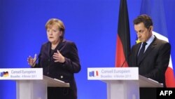 Tổng thống Pháp Nicolas Sarkozy, phải, và Thủ tướng Đức Angela Merkel tại hội nghị thượng đỉnh EU, Brussels, thứ Sáu 4/2/2011