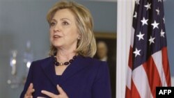 Ngoại trưởng Clinton nói Hoa Kỳ muốn hòa cùng giới trẻ đầy nhiệt huyết đang mưu tìm những quyền để bày tỏ ý kiến như giới trẻ ở Mỹ