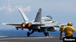 Phi cơ F/A-18 Hornet của Hải quân Mỹ rời khỏi tàu khu trục USS Nimitz để tuần tra ở Biển Đông ngày 23/5/2013. 