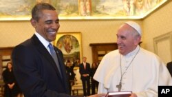 Ðức Giáo Hoàng và Tổng thống Obama trao đổi quà tặng tại Vatican, ngày 27/3/2014.