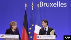 Tổng thống Pháp Nicolas Sarkozy, phải, và Thủ tướng Đức Angela Merkel tại hội nghị thượng đỉnh EU, Brussels, thứ Sáu 4/2/2011