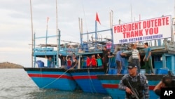 Các ngư dân Việt Nam vẫy chào Tổng thống Philippines Duterte cuối năm ngoái sau khi được phóng thích. Trước đó, họ bị bắt giữ vì bị cáo buộc đánh bắt trái phép trên vùng biển của quốc gia Đông Nam Á này.