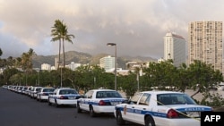 Hàng dài xe cảnh sát tại bãi đậu xe của Ala Moana Beach Park ở Honolulu, ngày 8/11/2011