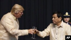 Tổng thống Mỹ Donald Trump cụng ly với Tổng thống Philippines Rodrigo Duterte tại Manila, 12/11/17.