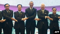 Tổng thống Mỹ Barack Obama (giữa) trong cuộc họp thượng đỉnh với các nước ASEAN tại Malaysia ngày 21/11/2015.