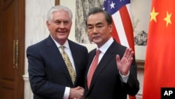 Ngoại trưởng Hoa Kỳ Rex Tillerson (T) bắt tay cùng Ngoại trưởng Trung Quốc Vương Nghị. 