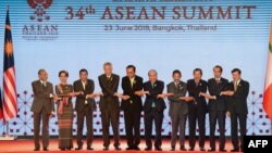 TT Philippines Rodrigo Duterte (thứ ba từ trái sang) và lãnh đạo các nước ASEAN dự Thượng đỉnh ASEAN lần thứ 34 ở Bangkok, Thái Lan, ngày 23/06/2019.