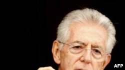 Thủ tướng Italia Mario Monti phát biểu với báo giới tại Rome, ngày 4/12/2011