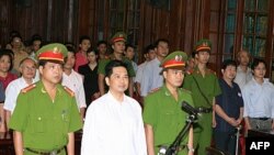 Tiến sĩ Cù Huy Hà Vũ tại tòa phúc thẩm ngày 2/8/2011