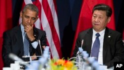 Tổng thống Mỹ Barack Obama (trái) gặp Chủ tịch Trung Quốc Tập Cận Bình bên lề hội nghị COP21 ở Paris, ngày 30/11/2015. Chính quyền Obama đang đối mặt với thách thức về việc gia tăng giao thiệp với Á châu mà không làm gia tăng căng thẳng với TQ.